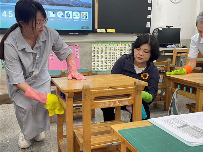 雲林縣政府為杜絕登革熱入侵校園，超前部署3周前即進行校園清消工作，27日雲林縣長張麗善（中）前往元長鄉元長國小幫忙消毒課桌椅，強調目前雲林縣登革熱病例為0，希望從校園作起擴大至社區，共同守住登革熱0病例。（張朝欣攝）