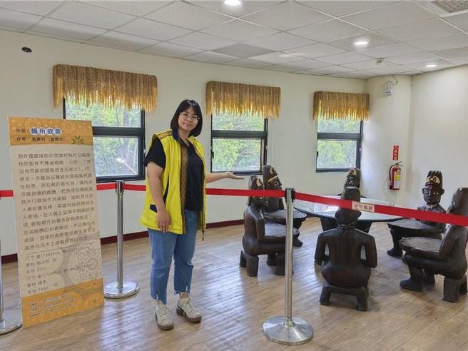 木雕大师高富村作品「畅所欲言」。 （林雅惠摄）