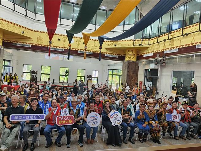 享誉国际大师级高富村木雕艺术展，从今日（27日）开始在高雄市原民故事馆开幕展出，高雄市原民会邀请全国民眾一起来高雄参观木雕艺术师高富村的经典创作。（林雅惠摄）