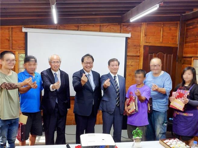 法務部長鄭銘謙等26日赴苗栗縣視察安置更生人的東里家風。（苗栗地檢署提供／謝明俊苗栗傳真）