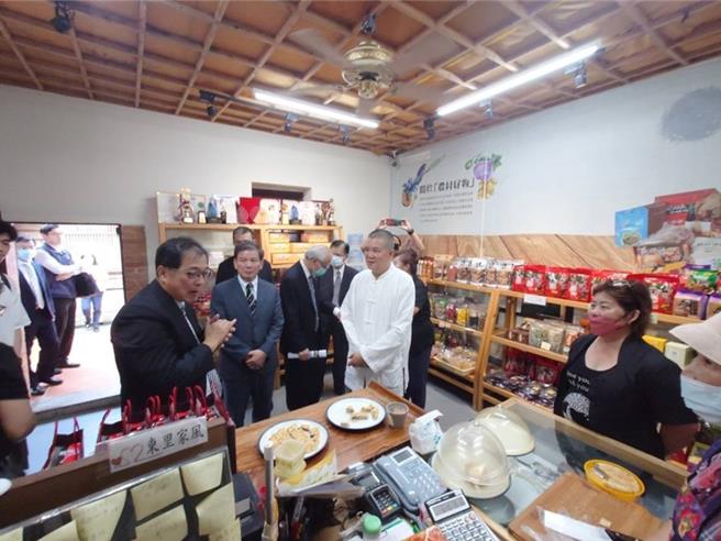 法務部長鄭銘謙等26日赴苗栗縣視察安置更生人的東里家風。（苗栗地檢署提供／謝明俊苗栗傳真）