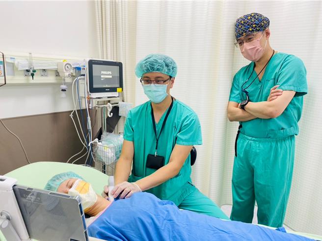 博田国际医院骨科医师张富淳(右)与麻醉科主任吴明政(左)遇到9旬阿嬷骨折，经讨论后彩超音波定位神经阻断术进行手术治疗（示意图，非当事病患）。（博田医院提供／任义宇高雄传真）