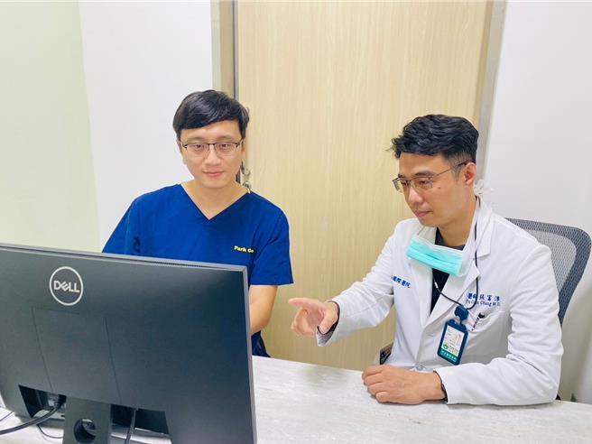 博田国际医院骨科医师张富淳(右)与麻醉科主任吴明政(左)遇到年长骨折患者，决定採骨折固定手术中进行全身麻醉，合併超音波定位神经阻断术。（博田医院提供／任义宇高雄传真）