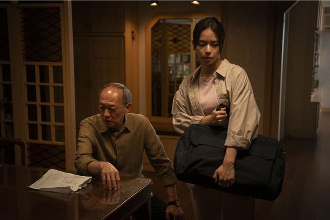 金士傑、宋芸樺在《人生清理員》父女關係疏離。（果陀娛樂提供）
