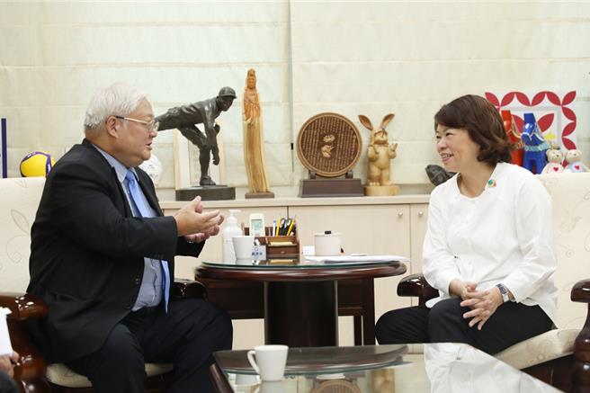 嘉義市長黃敏惠與國健署長吳昭軍會談肝炎防治工作及成效。（嘉市府提供／廖素慧嘉市傳真）