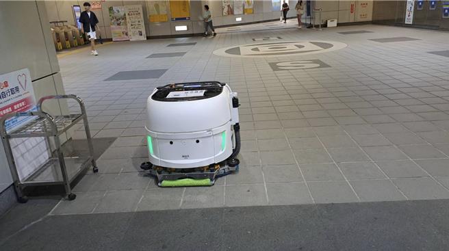 台北捷运公司为提供旅客更乾净的乘车环境，即日起增添清洁生力军「扫地机器人」，首站选定站体面积较大的捷运大安森林公园站试办。（台北捷运公司提供／刘彦宜台北传真）