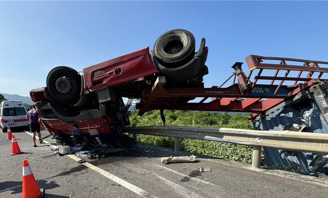 台2线93.4K处往基隆方向今（27）日下午2时许发生一起车祸，一名55岁的王姓男驾驶疑因机械故障衝撞护栏后不慎翻覆边坡，所幸驾驶并未受困，意识清醒但全身多处切割伤送医，警方花费约莫3小时才将障碍排除，详细事故发生情况待警方厘清。（翻摄画面）