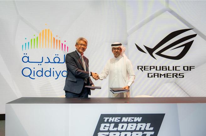 华硕电竞领导品牌ROG玩家共和国，8月27日与沙乌地阿拉伯奇地亚城（Qiddiya City）签署长期合作伙伴协议。左为华硕电脑营运长谢明杰，右为奇地亚董事总经理 Abdullah Aldawood。图／华硕提供