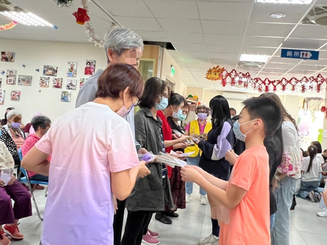為迎接小朋友們的到來，長輩們事先製作了可愛的流體熊吊飾和小卡片。(照片/八里療養院提供)