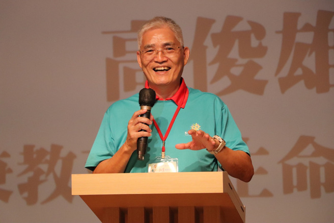 南华大学校长兼教育部生命教育中心主任高俊雄勉励学生透过交流与互动，深化生命成长的养分。（照片/教育部提供）