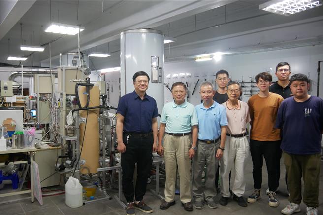 研究團隊與實驗室。（台師大提供）