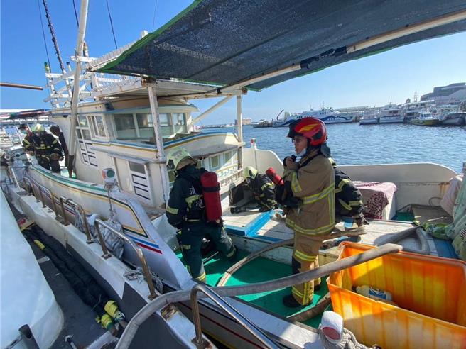 2024年8月27日澎湖县／澎湖马公第三渔港27日下午传出渔船闷烧，只见烟不见明火，消防人员部署水线，并背空气呼吸器进入船舱内进行抢救。（警消提供／许逸民澎湖传真）