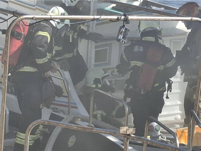 2024年8月27日澎湖县／澎湖马公第三渔港27日下午传出渔船闷烧，阵阵带有塑胶恶臭的浓烟扑鼻，但不见明火，消防人员背空气呼吸器进入船舱内进行抢救。（许逸民摄）
