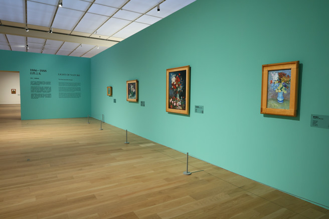 第二展区「自然之光」揭示了1886年后，梵谷在巴黎吸收印象派及其他现代艺术流派后对光影的探索，展场色调亦随之转变。(照片/富邦美术馆、联合数位文创提供)