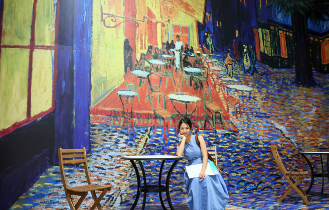 台湾展场限定艺术空间重现梵谷最为人熟知的画作之一〈夜晚露天咖啡座〉的场景，让观眾有机会亲身走入梵谷的创作中，感受其笔下的美丽世界。(照片/富邦美术馆、联合数位文创提供)