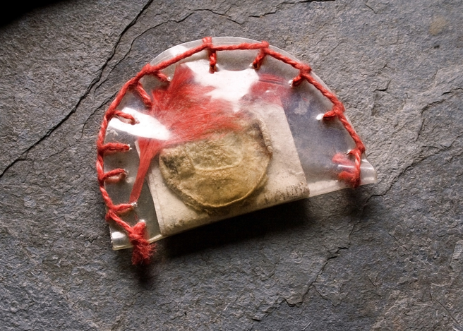 有女子在網路二手商店買名牌包，竟然發現包包內有上一位持有人的平安符，讓她相當傻眼。（示意圖：shutterstock／達志）