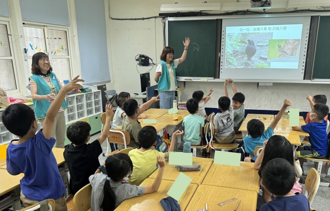 同学们热烈举手回答问题-比一比，台湾八哥和爪哇八哥。(照片/中国科技大学提供)