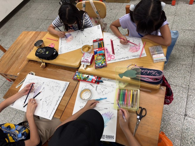 DIY彩绘野鸟模型。(照片/中国科技大学提供)