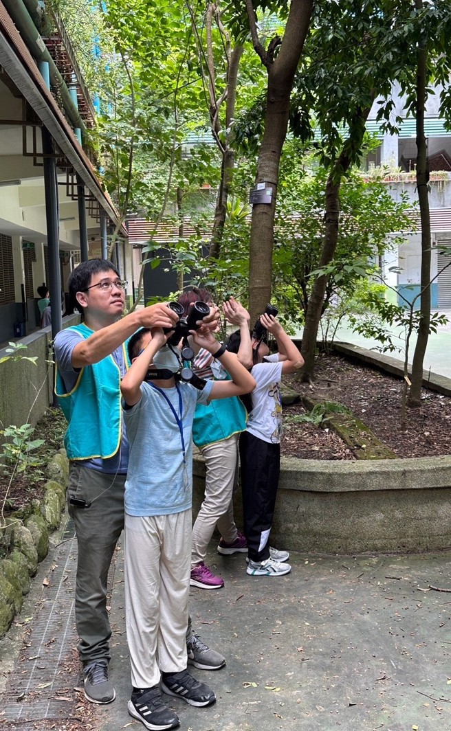 讲员指导同学们使用望远镜赏鸟。(照片/中国科技大学提供)