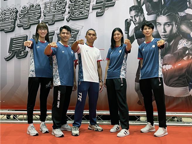 台灣優秀拳擊選手在本屆巴黎奧運會中斬獲1金2銅，中華民國拳擊協會27日下午5點30分專程在台南市福爾摩沙遊艇酒店盛大舉辦見面會及慶功宴，吸引數百年輕粉絲到場與偶像合影。（洪榮志攝）