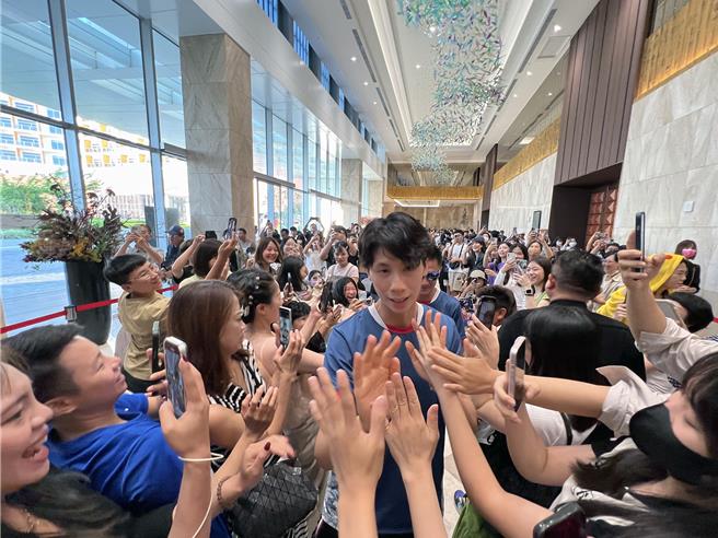 本屆巴黎奧運女子拳擊57公斤級金牌選手林郁婷大受迷妹們的歡迎，她也展現十足的親和力來者不拒，成為全場的焦點。（洪榮志攝）