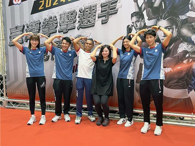 粉絲見面會上，年輕迷妹爭相與偶像合影。（洪榮志攝）