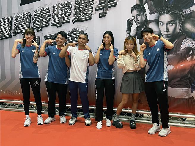 粉絲見面會上，年輕迷妹爭相與偶像合影。（洪榮志攝）