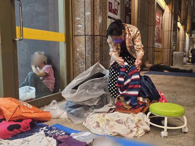 75岁李女士北车流浪3年，对于人生很绝望。（记者游定刚拍摄）