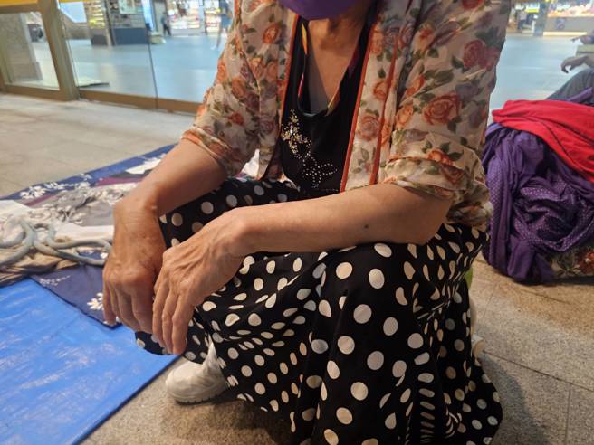 李女士的丈夫8年前病逝，自曝先前投资买房遭诈骗70万。（记者游定刚拍摄）