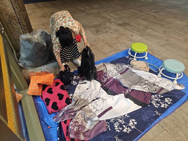 流浪台北车站，李女士坦言，没有遮蔽物献丑了。（记者游定刚拍摄）