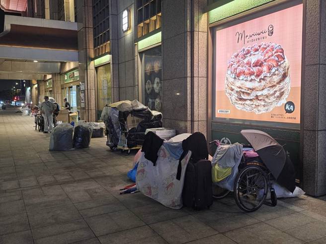北车周边每晚聚集不少街友。（记者游定刚拍摄）