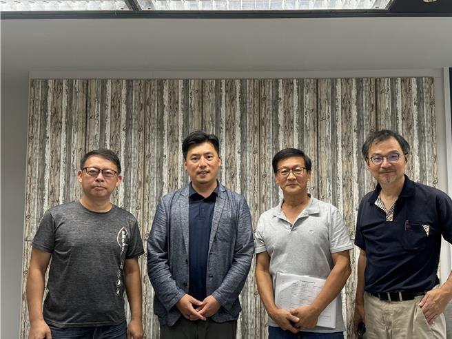 新平溪煤礦博物園區董事長龔俊逸（右二）、副總經理簡嘉宏（左一），以及協助提案登錄的國立雲林科技大學文化資產維護系副教授王新衡（左二）、建築師兼文史工作者陳勤忠（左一）會後受訪。（柯毓庭攝）