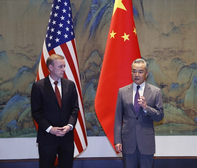 中共中央政治局委员、中央外事工作委员会办公室主任王毅（右）与美国总统国家安全事务助理苏利文（左）27日下午举行新一轮战略沟通。（陆外交部官网）