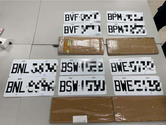 警方查扣10面偽造車牌。（警方提供）