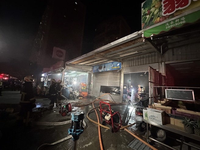 新北市淡水区沙崙路上的一间铁皮轮胎行，晚间7时许发生火警，所幸火势很快扑灭，且无人伤亡。（图／黄仲瑜翻摄）