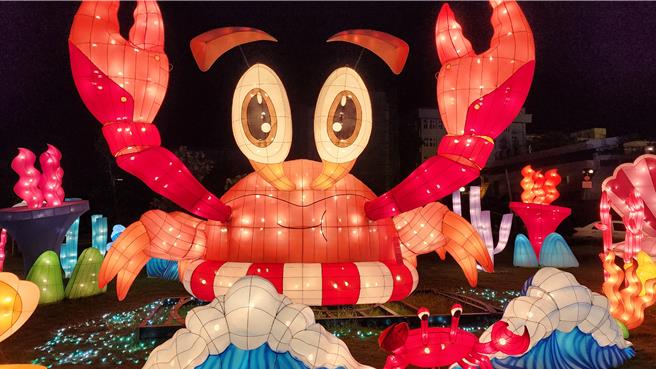 2024澎湖追風音樂燈光節開幕倒數，27日晚「光環境」試燈曝光。圖為「蟹蟹有你」燈組特別經過設計，以自動互動型裝置讓螃蟹造型燈組可移動自如。（許逸民攝）