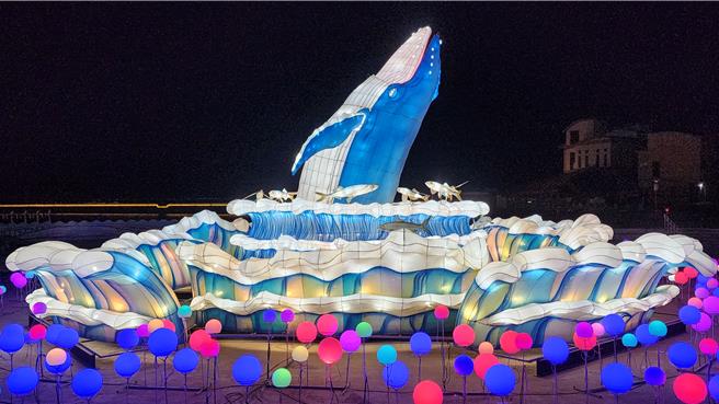 2024澎湖追風音樂燈光節開幕倒數，27日晚「光環境」試燈曝光。圖為美麗之島-鯤島融光燈組，以鯨魚（鯤鯓）進行設計。（許逸民攝）
