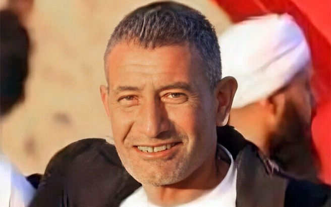 家属发布的卡迪绑架前照片，与之对比，如今确实憔悴许多。(图/X)