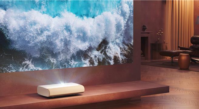 三星The Premiere超短焦雷射4K智慧投影機為短焦上投式，僅需11公分的距離，即可投射出高達100吋的畫面。（三星提供）