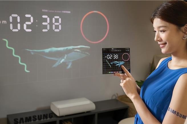 三星的The Premiere超短焦雷射4K智慧投影機，透過SmartThings應用程式，用戶可利用手機將照片或塗鴉，投射於牆面上。（三星提供）