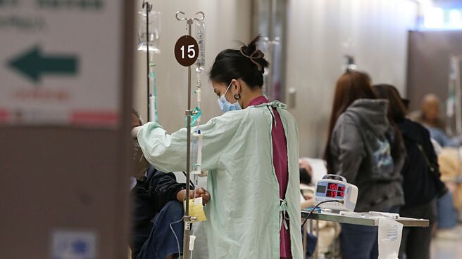 急診壅塞引發醫護不滿發聲，有護理師分享重症病患沒ICU病床可用，陳冠廷則指出台灣加護病床比已是世界第一，無床可用的背後原因包括護理人員短缺、國內外加護病房照顧的對象不一樣。（示意圖／資料照）