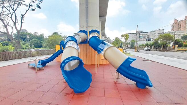 新北市鶯歌國華公園於今年6月啟用，由捷運局打造的全齡共融特色公園，日前卻發生婦人在公園內疑因遊具設計不良、跌倒造成尾椎骨裂，國民黨議員呂家愷日前邀集相關機關會勘。圖為示意圖。（新北鶯歌區公所提供／賀培晏新北傳真）