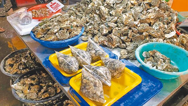 中秋节烤肉牡蛎、文蛤等应景海鲜的价格，近来蠢蠢欲动，尤其带壳牡蛎因风灾减产，价格涨幅大。（张毓翎摄）