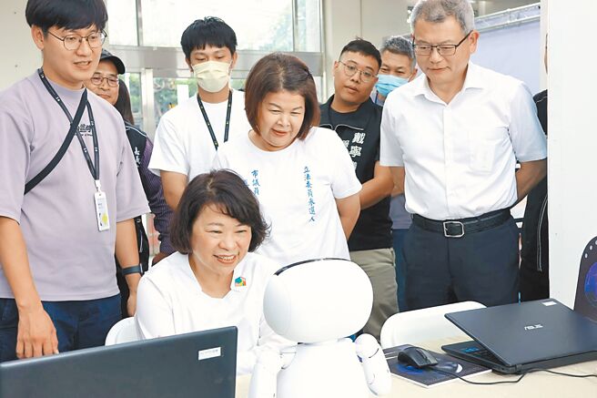 嘉義市長黃敏惠（坐者）將AI融入城市治理，推動全齡數位學習課程，輕鬆學習運用新科。（嘉市府提供／廖素慧嘉市傳真）