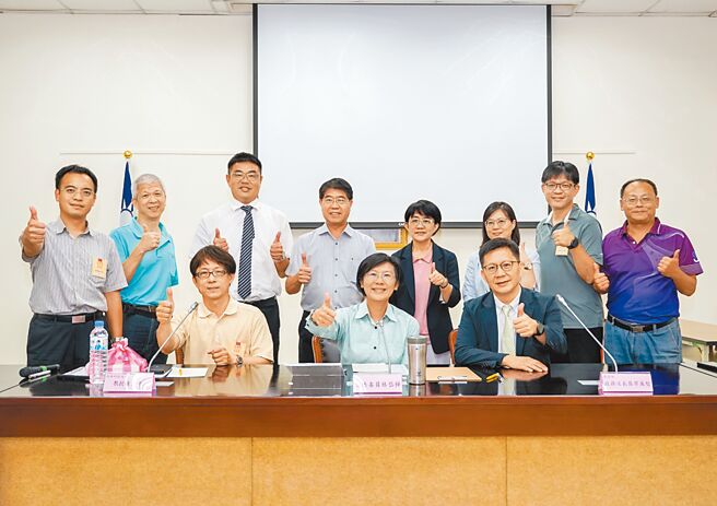 立委林岱樺（前中）近期攜手高雄科技大學，開創電動車及AI高端研發人才培育新模式。（林岱樺服務處提供／柯宗緯高雄傳真）