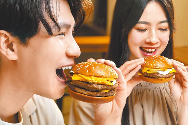 麥當勞限時推「辣味四盎司牛肉堡」、「辣味雙層四盎司牛肉堡」，單點89元起、搭經典套餐154元起。（麥當勞提供）