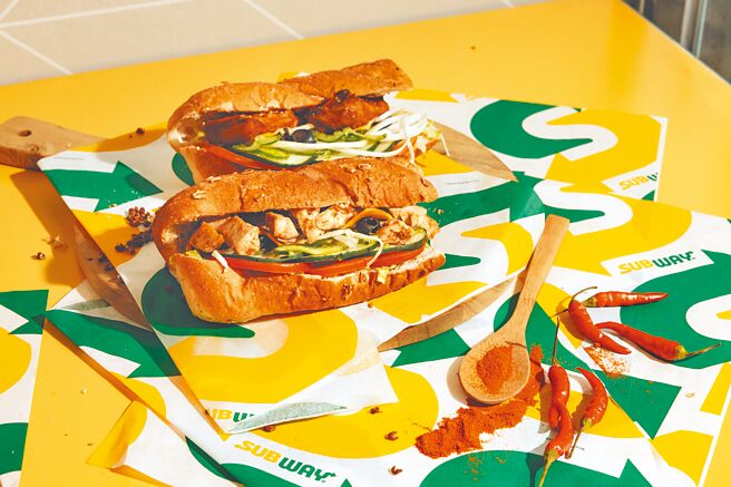 SUBWAY「花椒烤雞腿堡」、「麻辣雞柳堡」，6吋均為145元。（SUBWAY提供）