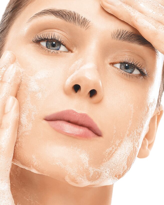 纯净洁顏凝露提供了润泽质地，就算使用硬水洗脸也能有绵密的泡沫包覆脏污。（娇兰提供）