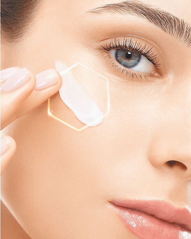 娇兰新推出的皇家蜂王乳蜂润修护白霜，质地介于蜜霜与黑霜中间，是一瓶一年四季均可使用的万用白霜。（娇兰提供）