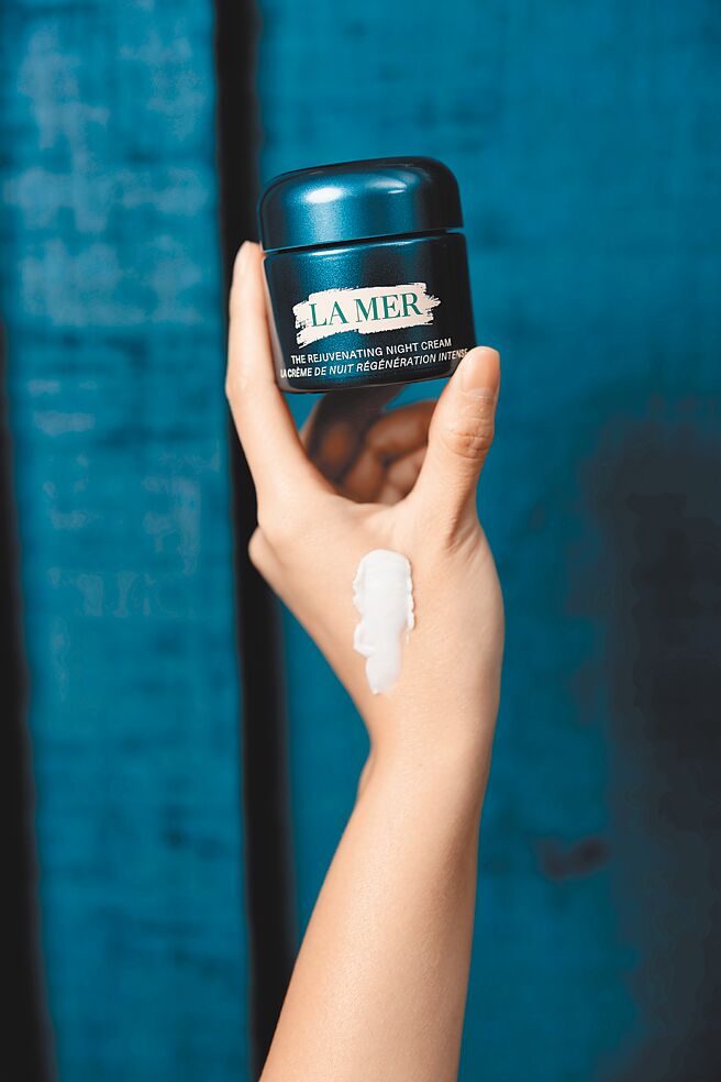 全新「醇萃活肤晚霜」质地轻柔，冰透后更可做为上妆前镇定肌肤的神物。（La Mer提供）